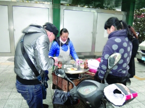 母亲为救子摆摊卖鸡蛋饼 城管破例为其办许可