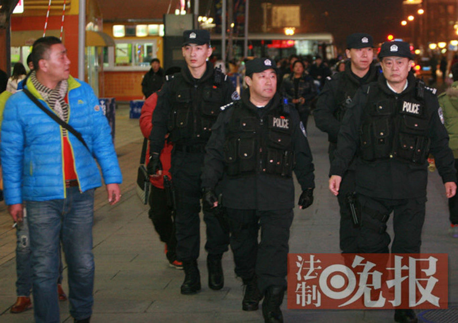 公安部副部长<em>傅政华</em>配枪夜巡王府井(1)_图片新