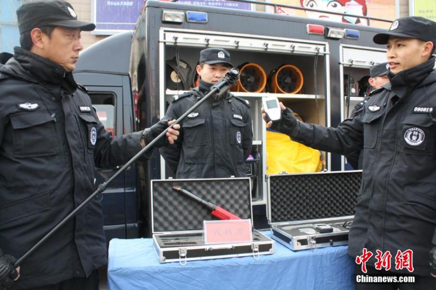 江苏盐城警方展示拐弯枪等警务装备(5)