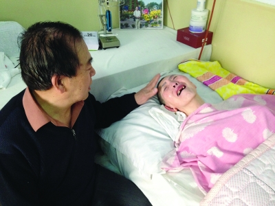 丈夫照顾瘫痪妻子13载 每天换洗8次尿布 丈夫照顾瘫痪妻子13载 每天换洗8次尿布