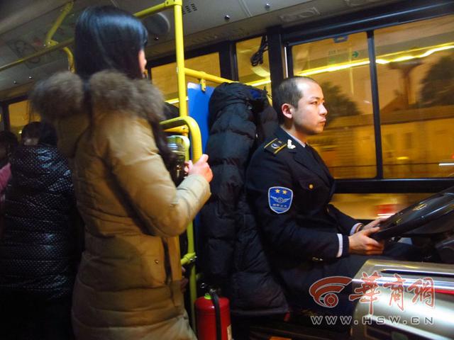 女子站立三小时陪公交司机男友过情人节(图)