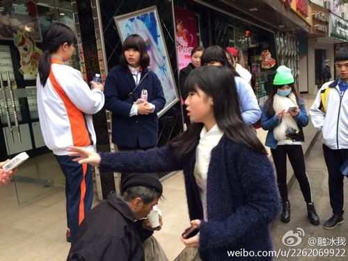 福州<em>00后</em>萌<em>妹子</em>扶摔倒老人擦血买饭获赞正能