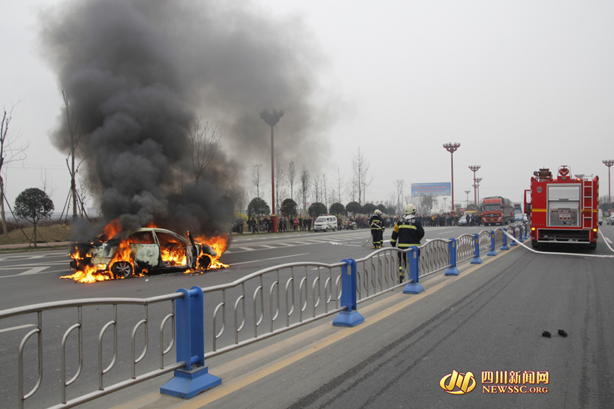 眉山一轿车当街冒火烧成光架(1)