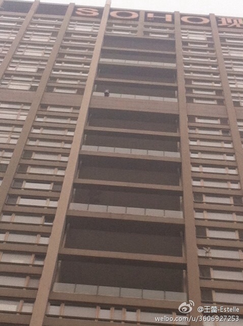 北京大望路soho现代城一名20多岁女子跳楼身