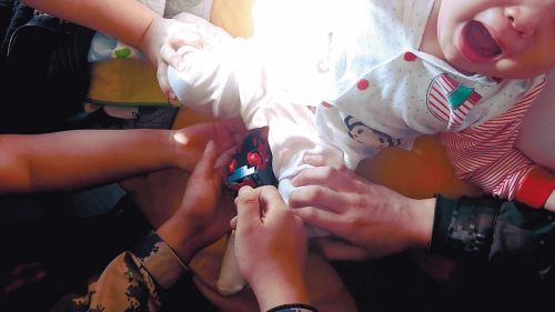 沈阳:玩具火车钻进男婴裤裆夹住\u201c小命根\u201d