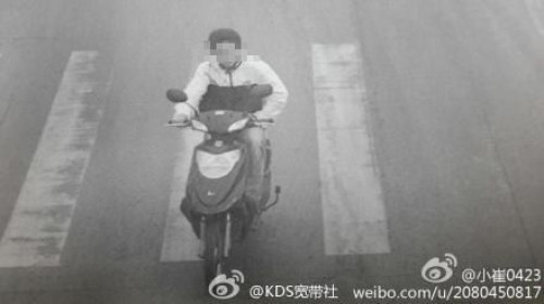 女子过马路遭男子精液抹脸 变态男车上<em>手淫</em>秒