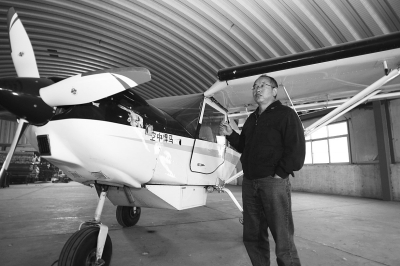 郑州商丘曾现小飞机降落公路加油 飞行员坦承