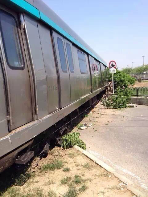 北京四号线地铁测试车辆冲出轨道冲进绿地(6)