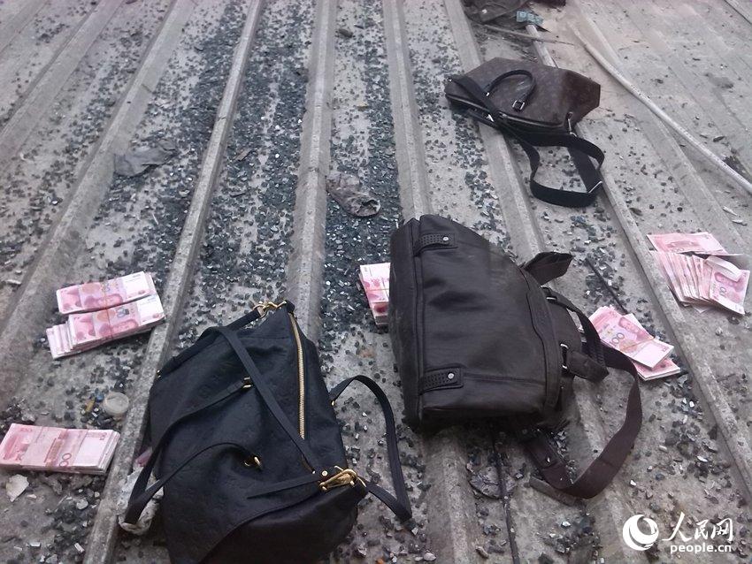 福州多名<em>男女</em>聚赌被抓 60多万成捆钞票从天而