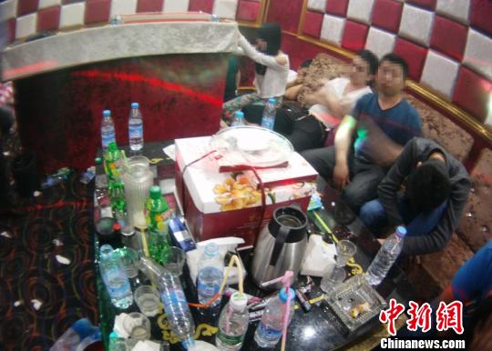 南昌“90后”庆生开吸毒派对 经尿检60人被拘（图）