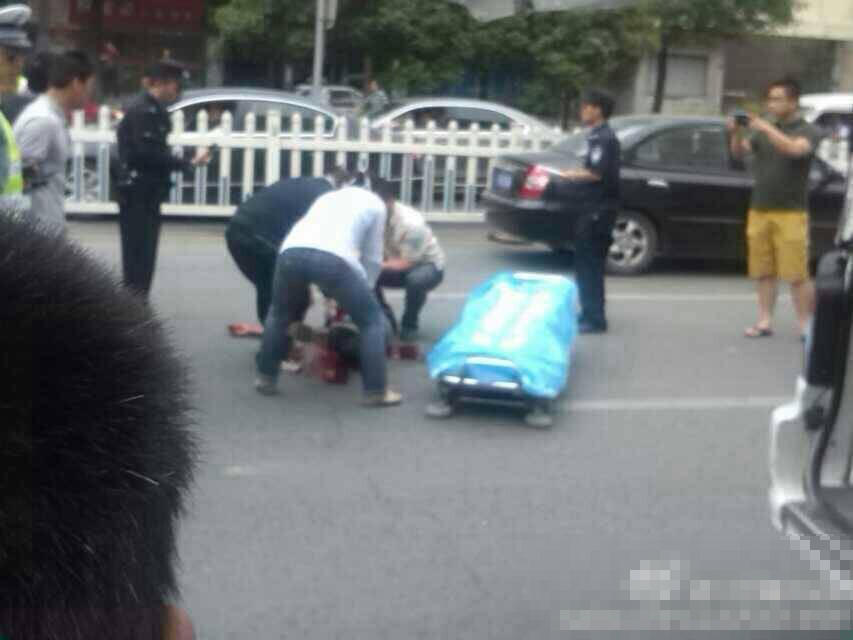 西安北大街一男子连砍女子七刀后自杀 女子当