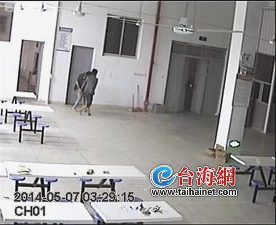 两男持刀进学校抬走100多斤重保险箱 疑翻墙出入