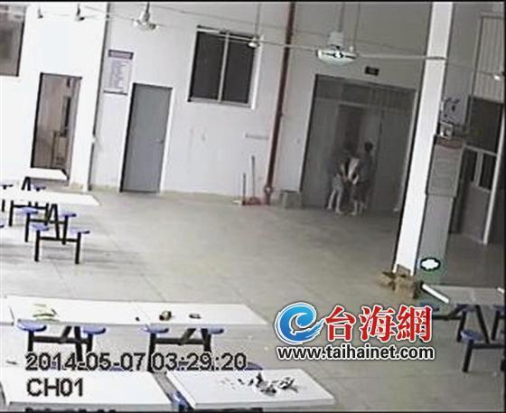 两男持刀进学校抬走100多斤重保险箱 疑翻墙出入