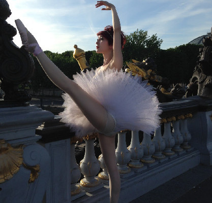 博纳老板娘金巧巧性感秀傲人曲线 火辣舞姿惹