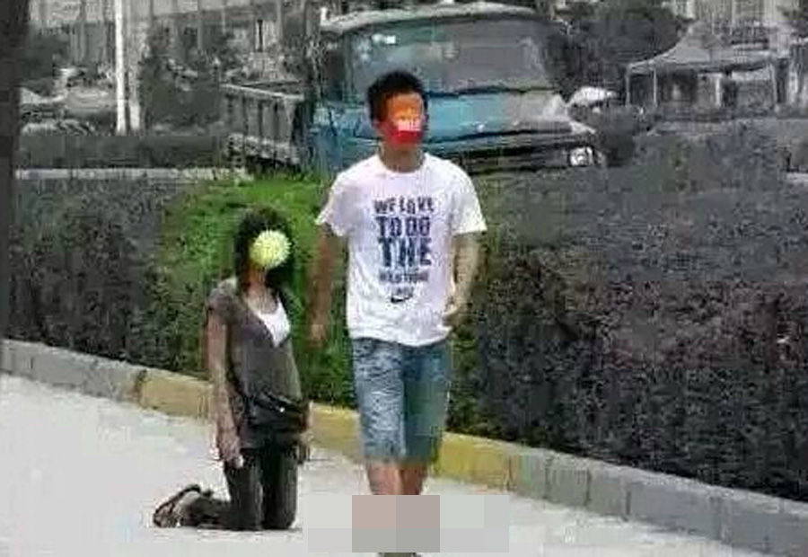 女大学生当街给男友下跪 因自己是非处