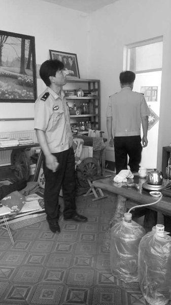女子虐待学国学女童被刑拘 其照片曝光(图) 北京顺义民警在事发后前往张红霞家中调查。供图/张梅