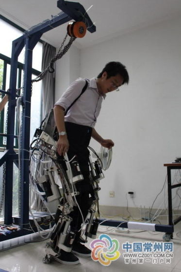 中科院研制意念控制外骨骼:可一拳打穿墙体(1