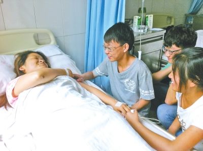 汽车冲向学生队伍 女教师推开学生自己被撞伤