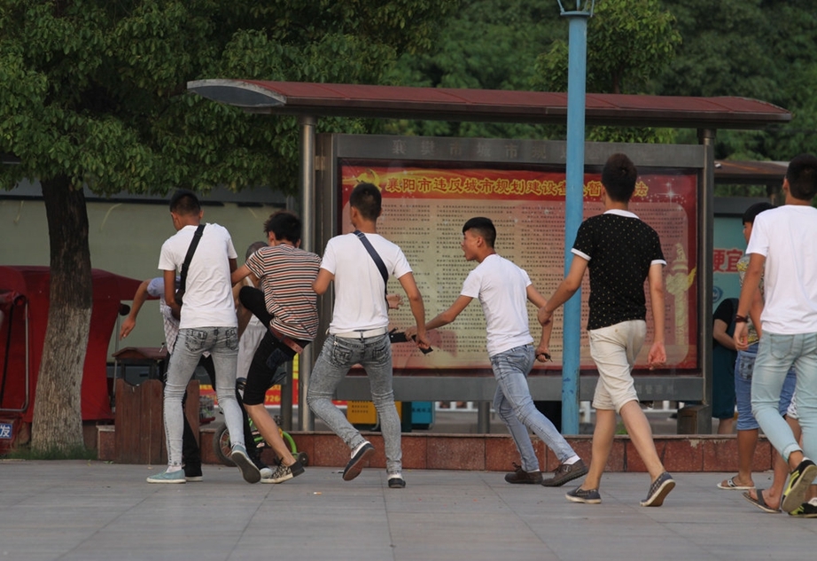 湖北襄阳中学生街头打架 多人围殴一人(3)