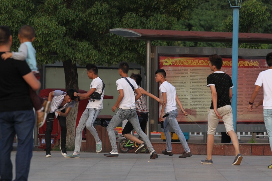 湖北襄阳中学生街头打架 多人围殴一人