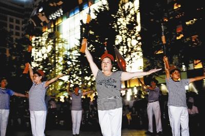 大妈街头“打鬼子”走红 观众慕名而来求返场