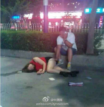 醉酒女卧倒路边遭猥亵 猥琐男拉内裤猥亵【图】