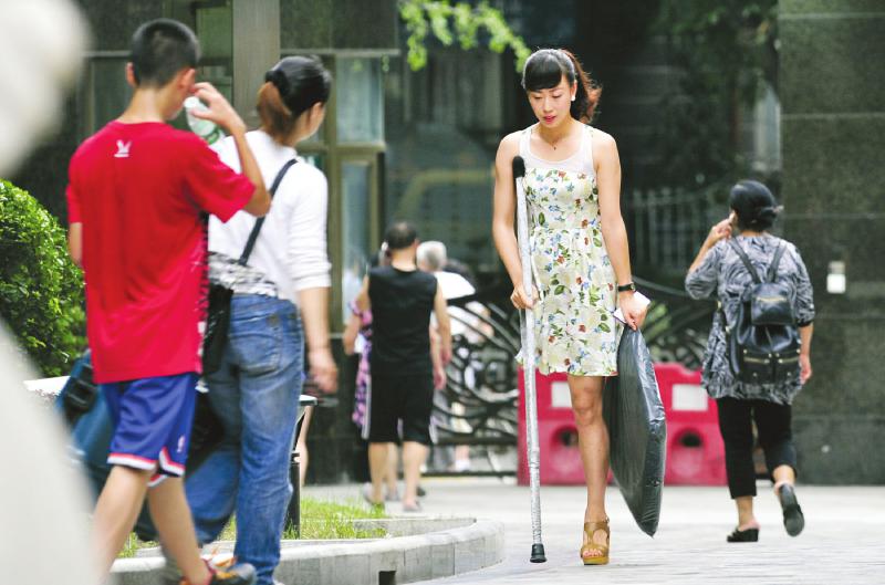 阿坝独腿女孩穿20cm高跟鞋 网友:背影也给人勇气