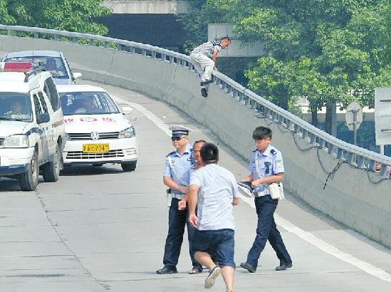 路团伙 被端:身揣号码不干胶 车牌一抹就变号(
