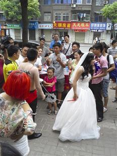 新婚闹洞房:新郎系狗链 被新娘牵着沿街乞讨