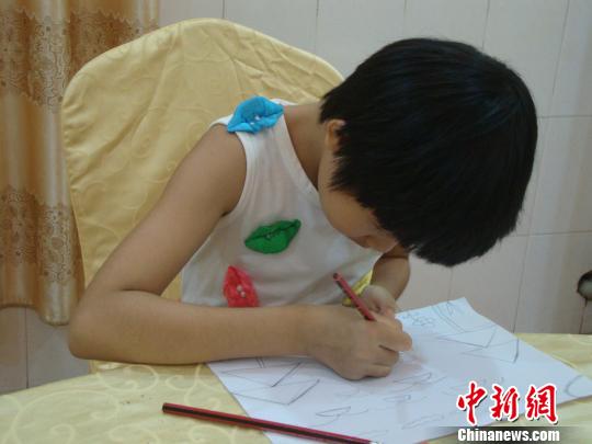 曾被生母抛弃的女孩义举感动中国众多网友接力援助
