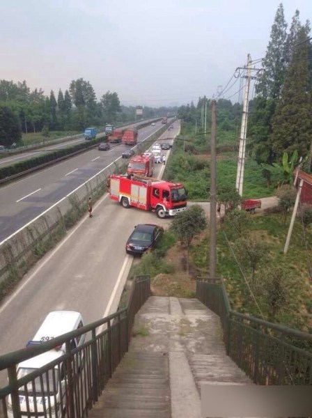 四川成都一军用直升飞机坠毁农田(7)