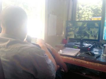 女子电梯内小便遭保安网上曝光引热议(图) _女