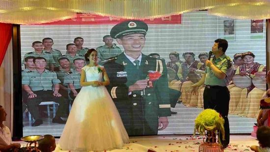新疆边防战士与千里外新娘视频结婚(图)(2)
