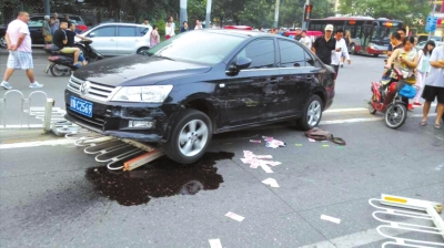 吸毒男驾车撞上护栏后当街撒钱 劫车逃逸再撞两车(图)