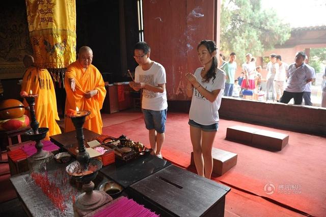 山西方丈七夕节为结婚证开光 帮夫妇婚姻祈福