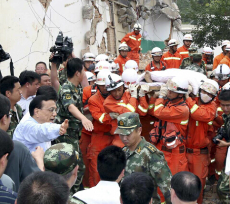 李克强赶赴云南鲁甸地震灾区指导抗震 救灾 (1)