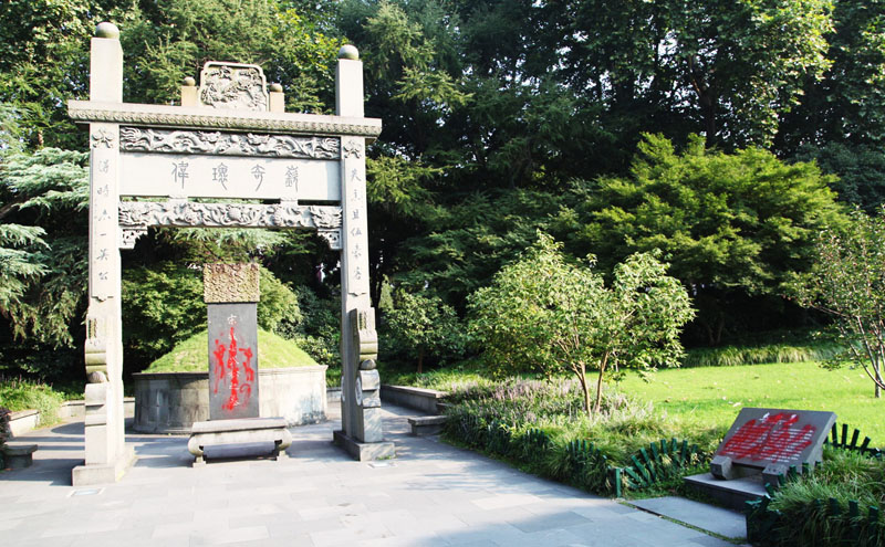 杭州西湖多处景点被人喷红漆 警方公布监控视