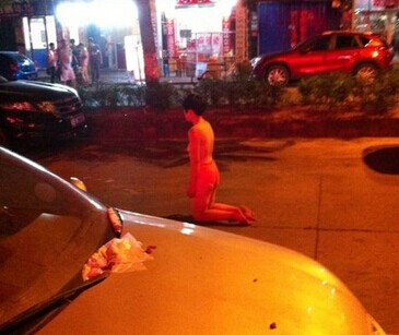 闹市一<em>女子</em>裸身当街跪立 郑州小三当众被扒衣