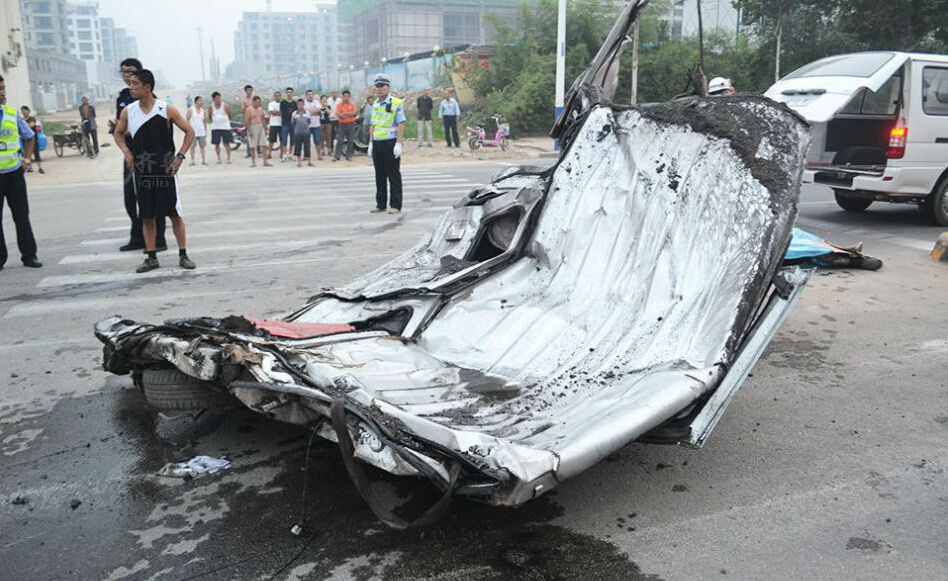 临沂面包车遭高温炉渣掩埋变铁片 1死1伤(1)