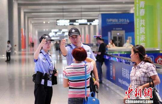 徐州警察夫妻档推迟婚期赴南京 并肩青奥安保