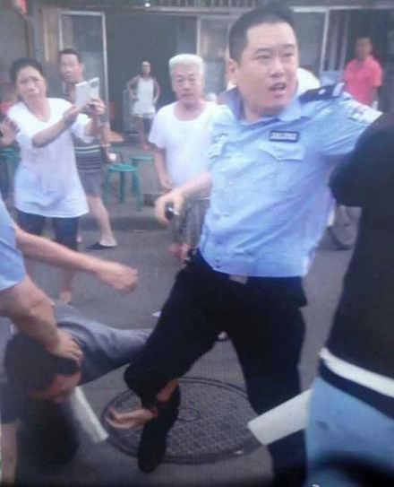 官方:天津警察殴打百姓与事实不符 系当事人拉