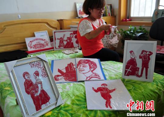 河北“袖珍女孩”开网店创业剪纸作品卖出国门