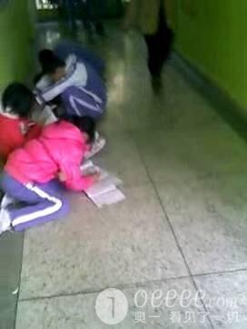 深圳小学老师发帖举报学生被罚跪地写字(3)