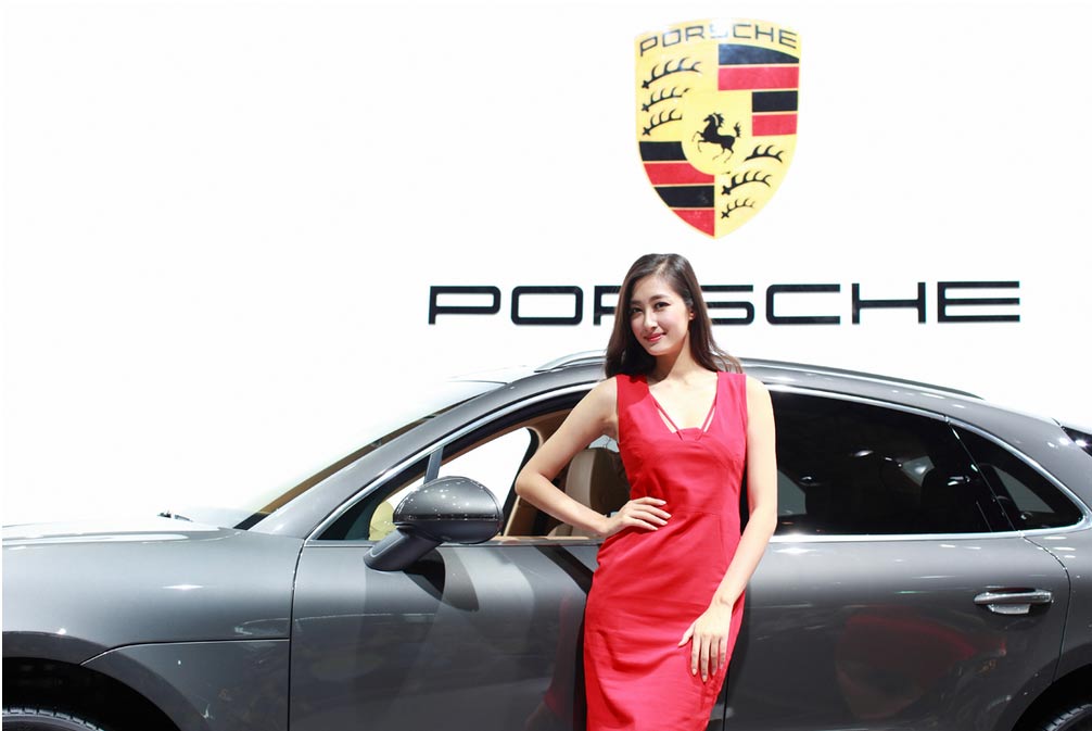 上海车展惊现透视装<em>车模</em> 众人纷纷围观拍照(1