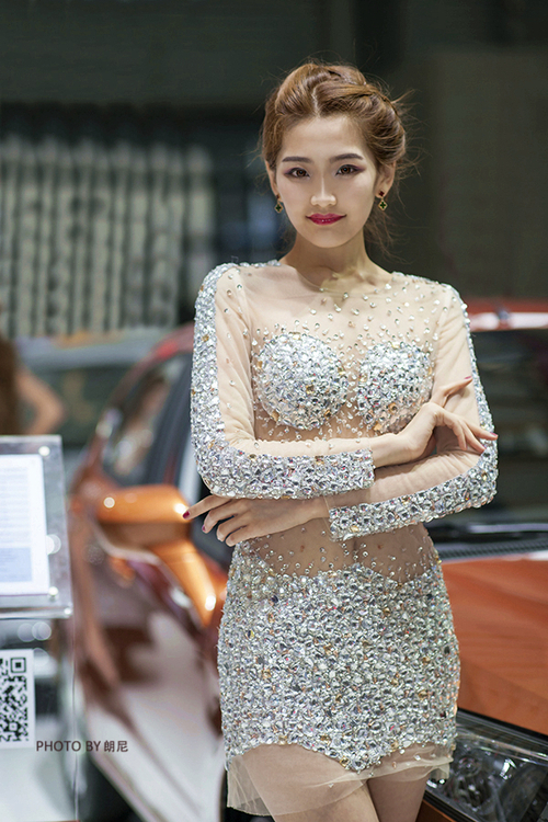 上海车展惊现透视装车模 众人纷纷围观拍照(1