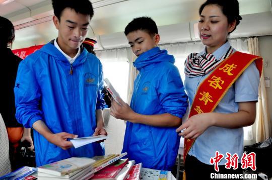 铁路部门爱心接力助鲁甸地震灾区学子赴京读书