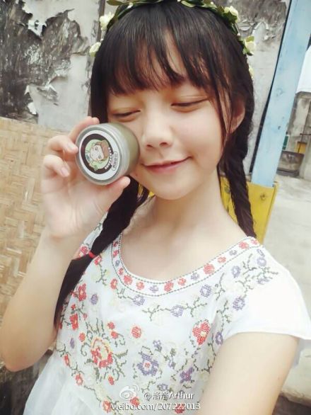 清纯萌妹子似何炅赵薇合体 撞脸明星走红网络