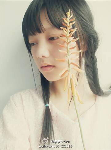 清纯萌妹子似何炅赵薇合体 撞脸明星走红网络