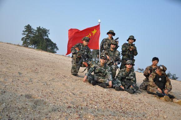 台湾女军迷身著07式作训服扮解放军战士(15)