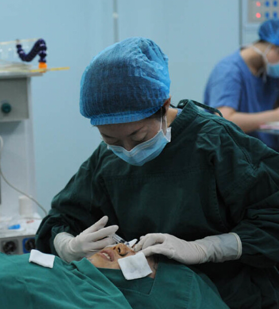 手术室罕见的整容大片 25岁青岛女孩直播整容